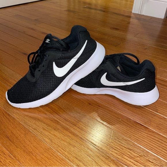 Nike women’s Tanjun sneakers - size 9. - Picture 7 of 10